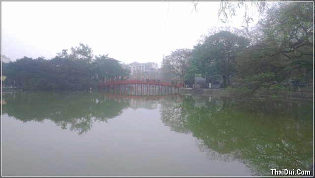 cầu Thê Húc bắt ngang qua hồ Gươm