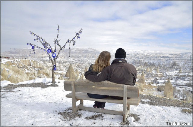 ảnh đôi tình nhân ngồi bên nhau dưới trời đông
