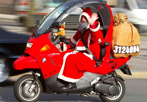 Ảnh vui ông già Noel đi phát quà bằng xe máy