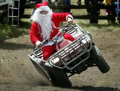 Ảnh vui ông già Noel đi phát quà bằng xe bốn bánh