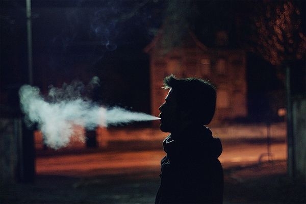 Ảnh hút thuốc trong đêm khuya vắng với tâm trạng buồn