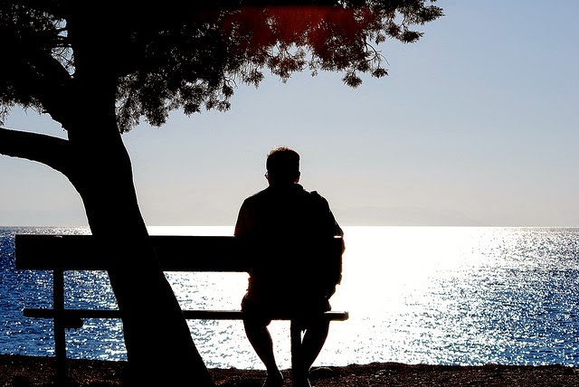 ảnh người đàn ông cô đơn ngồi 1 mình ngắm biển