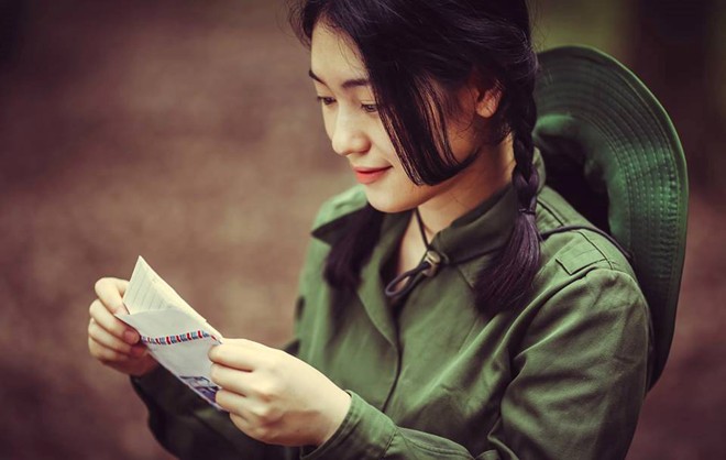 Ảnh cô gái đọc thư của lính