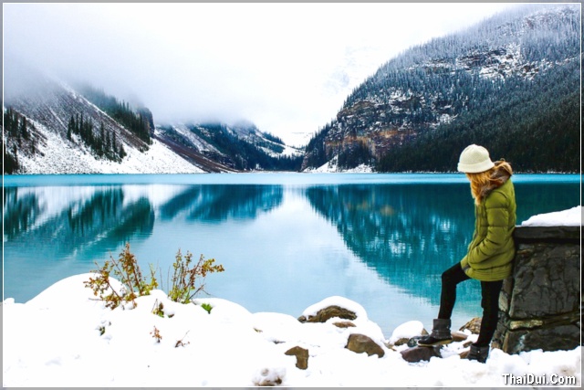 ảnh cô gái bên hồ nước mùa đông